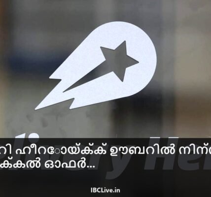 ഊബറിൻ്റെയും ഡെലിവറി ഹീറോയുടെയും ലോഗോകൾ അടുത്തടുത്തായി, ഫുഡ് ഡെലിവറി റൈഡറുകൾ നിറഞ്ഞ നഗര തെരുവിൻ്റെ പശ്ചാത്തലത്തിൽ.