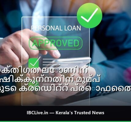 സാമ്പത്തിക രേഖകളുമായി ഒരു മേശപ്പുറത്ത് ഇരിക്കുന്ന ഒരാൾ