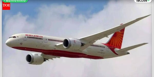 ഒരു എയർ ഇന്ത്യ വിമാനം റൺവേയിൽ നിന്ന് പറന്നുയരുന്നു, ആകാശത്ത് നീലനിറം