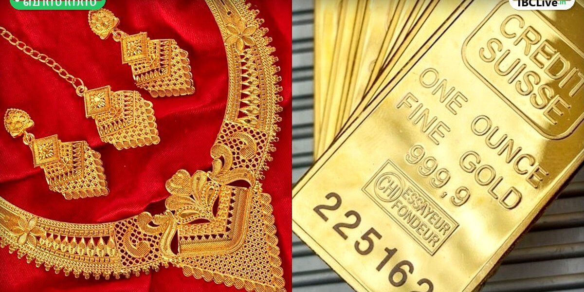 സ്വർണ്ണ നാണയങ്ങളും ആഭരണങ്ങളും ഒരു മേശപ്പുറത്ത് വെച്ചിരിക്കുന്നു, പശ്ചാത്തലത്തിൽ സ്റ്റോക്ക് മാർക്കറ്റ് ചാർട്ടുകൾ കാണാം.