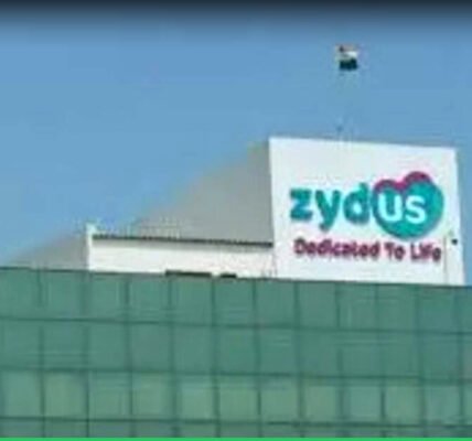 Zydus Lifesciences ലോഗോയും ഓഹരി വിപണി ഗ്രാഫും