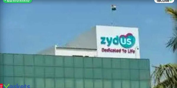 Zydus Lifesciences ലോഗോയും ഓഹരി വിപണി ഗ്രാഫും