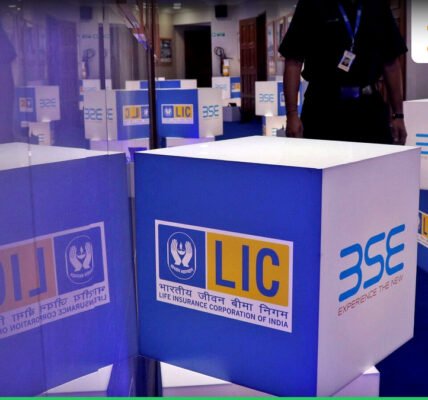 LIC യുടെ ലോഗോയും പശ്ചാത്തലത്തിൽ സ്റ്റോക്ക് മാർക്കറ്റ് ചാർട്ടുകളും