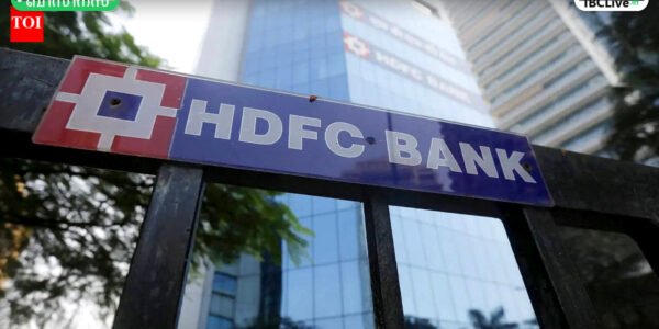 HDFC ബാങ്കിന്റെ ലോഗോയും ഷെയർ മാർക്കറ്റ് ഗ്രാഫും കാണിക്കുന്ന ചിത്രം