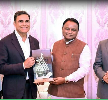 ഒഡീഷ മുഖ്യമന്ത്രി മോഹൻ ചരൺ മാജി, സജ്ജൻ ജിൻഡാൽ എന്നിവർ JSW സ്റ്റീൽ പ്ലാന്റ് നിർമ്മാണോദ്ഘാടന വേളയിൽ