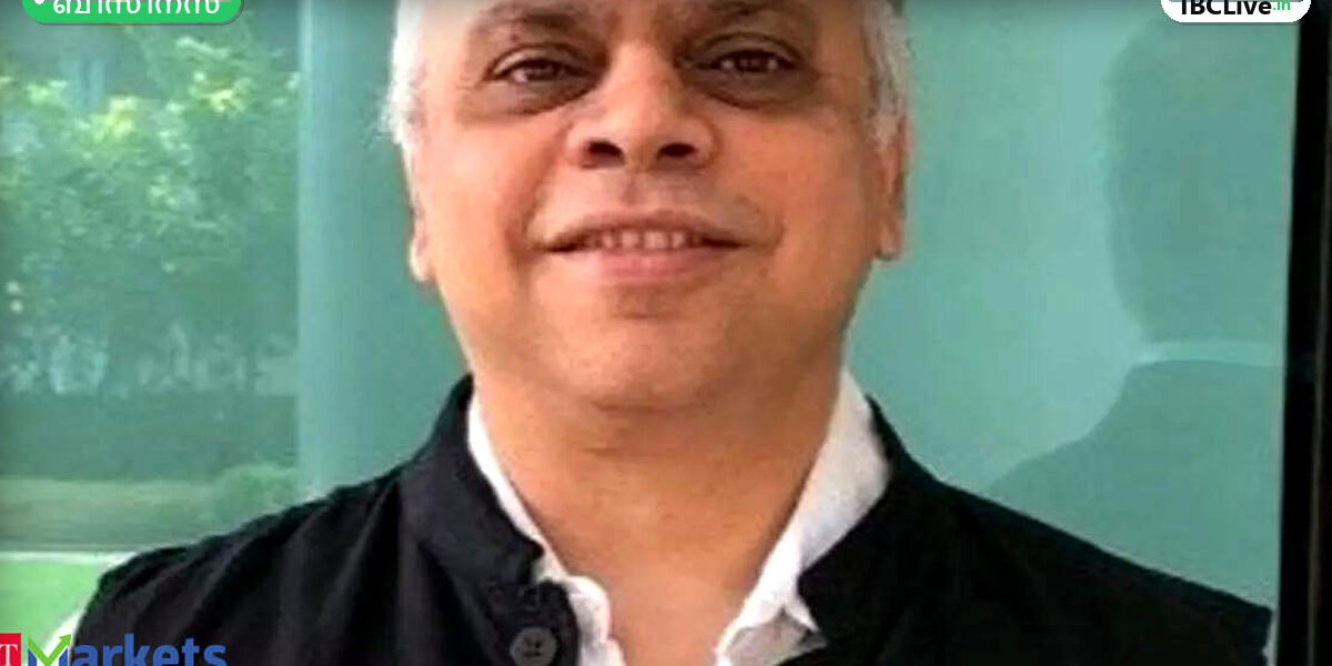 വിനീത് ബോലിൻജ്കർ ഒരു ബിസിനസ് കോൺഫറൻസിൽ സംസാരിക്കുന്നു
