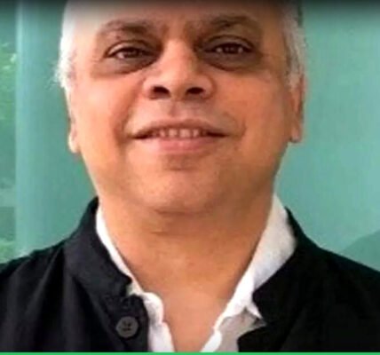 വിനീത് ബോലിൻജ്കർ ഒരു ബിസിനസ് കോൺഫറൻസിൽ സംസാരിക്കുന്നു