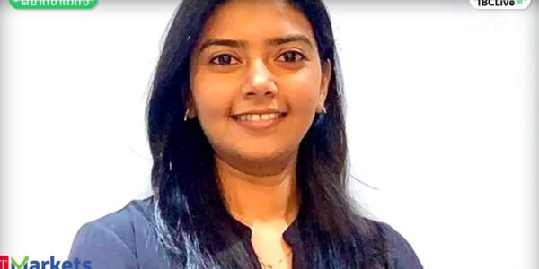 ഓഹരി വിപണിയിലെ ഗ്രോത്ത് കാണിക്കുന്ന ചാർട്ടും ഓഹരി ബോർഡും