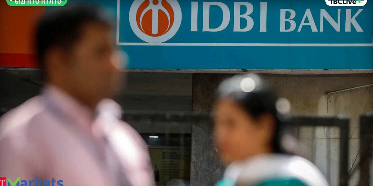 IDBI ബാങ്ക് കെട്ടിടം, ഇന്ത്യൻ രൂപയുടെ നോട്ടുകൾ, ഓഹരി വിപണിയുടെ ഗ്രാഫ് എന്നിവ ഒരുമിച്ച് കാണിക്കുന്ന ചിത്രം.