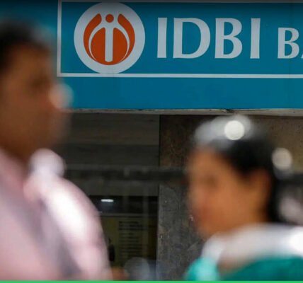 IDBI ബാങ്ക് കെട്ടിടം, ഇന്ത്യൻ രൂപയുടെ നോട്ടുകൾ, ഓഹരി വിപണിയുടെ ഗ്രാഫ് എന്നിവ ഒരുമിച്ച് കാണിക്കുന്ന ചിത്രം.