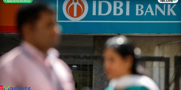 IDBI ബാങ്ക് കെട്ടിടം, ഇന്ത്യൻ രൂപയുടെ നോട്ടുകൾ, ഓഹരി വിപണിയുടെ ഗ്രാഫ് എന്നിവ ഒരുമിച്ച് കാണിക്കുന്ന ചിത്രം.