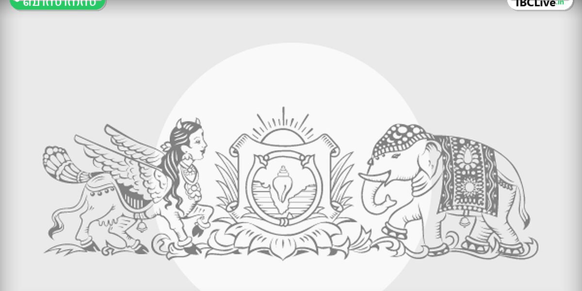പെട്രോളിയം ശുദ്ധീകരണശാലയുടെ ദൂരക്കാഴ്ച, നിരവധി പൈപ്പുകളും ടാങ്കുകളും നിറഞ്ഞ് പുകക്കുഴലുകളിൽ നിന്ന് പുക ഉയരുന്നു.