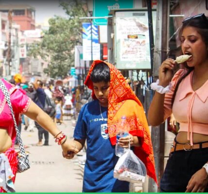 വേനൽ ചൂടിൽ തണുത്ത പാനീയങ്ങൾ വിൽക്കുന്ന കടയും ആളുകൾ അത് വാങ്ങുന്നതും