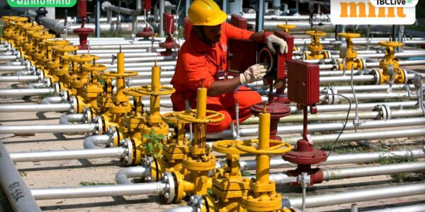 ഓയിൽ ആൻഡ് നാച്ചുറൽ ഗ്യാസ് കോർപ്പറേഷൻ (ONGC) ലോഗോ ഒരു എണ്ണപ്പാടത്തിന്റെ പശ്ചാത്തലത്തിൽ