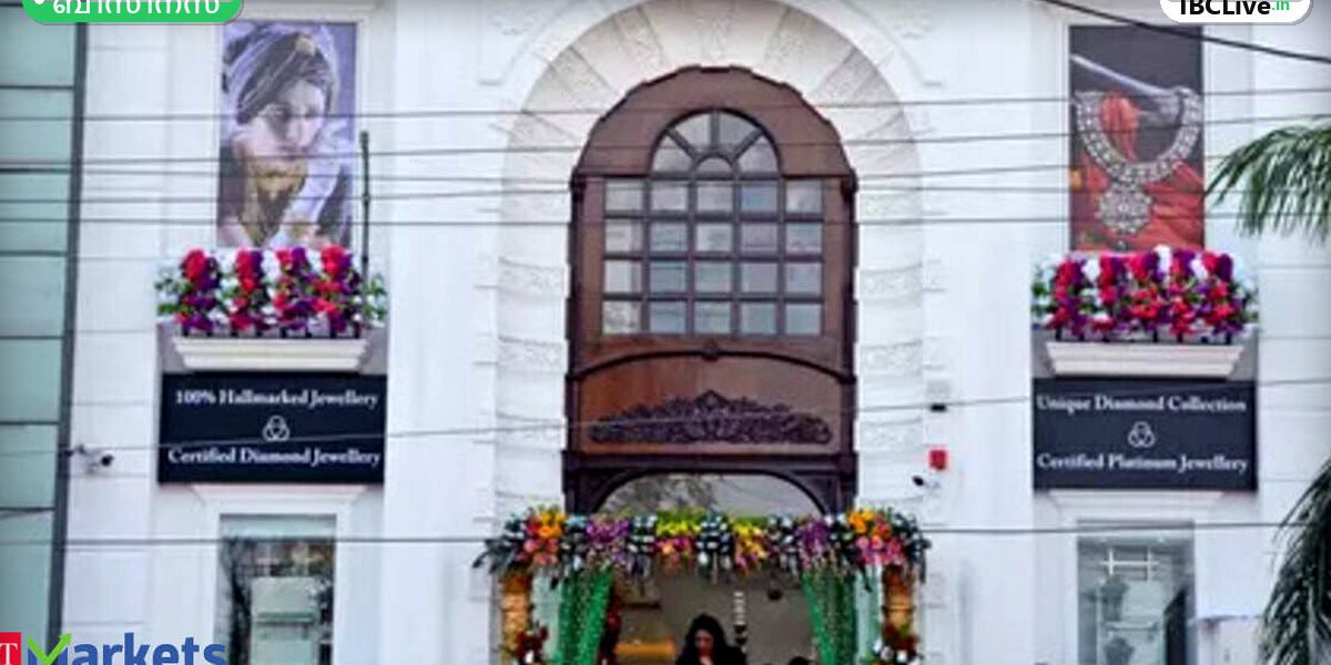 ഒരു സ്വർണ്ണാഭരണ കടയുടെ മുൻവശം, അകത്ത് ആഭരണങ്ങൾ തിളങ്ങുന്നു