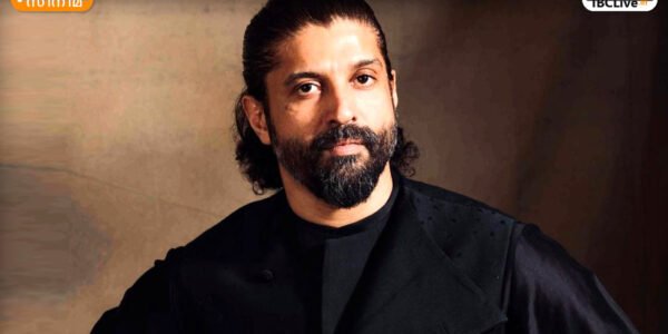 ഫർഹാൻ അക്തർ ഒരു പരിപാടിയിൽ പുഞ്ചിരിച്ചുകൊണ്ട് സംസാരിക്കുന്നു