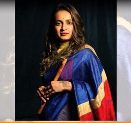 ഒരു സംഗീത പരിപാടിയിൽ മൈക്കിനു മുന്നിൽ പാടുന്ന വാരിജശ്രീ വേണുഗോപാൽ