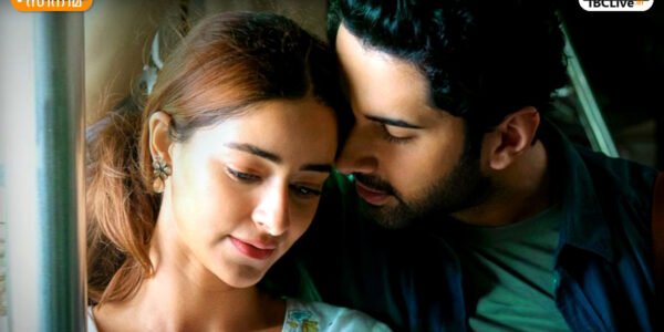 അനന്യ പാണ്ഡെയും ലക്ഷ്യയും ചന്ദ് മേരാ ദിൽ എന്ന സിനിമയുടെ പോസ്റ്ററിൽ ചിരിച്ച് നിൽക്കുന്നു