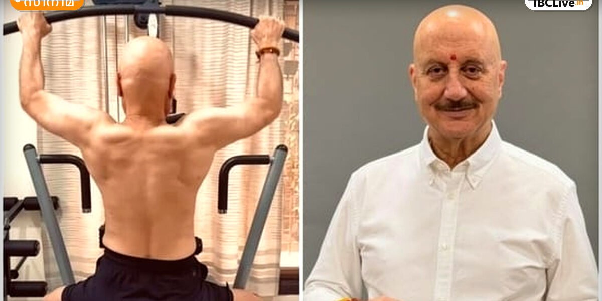 ജിമ്മിൽ ലാറ്റ് പുൾഡൗൺ ചെയ്യുന്ന Anupam Kher-ന്റെ ചിത്രം.