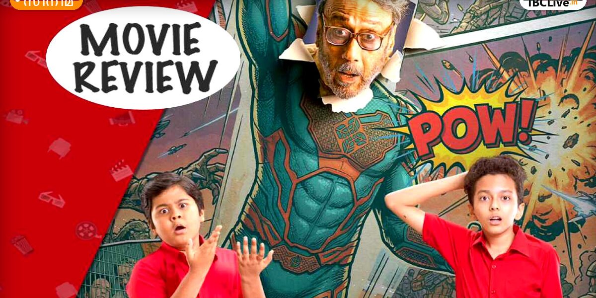 ജാക്കി ഷ്രോഫ് സൂപ്പർഹീറോ വേഷത്തിൽ പുഞ്ചിരിച്ച് നിൽക്കുന്നു, പിന്നിൽ മരങ്ങളും നീലാകാശവും