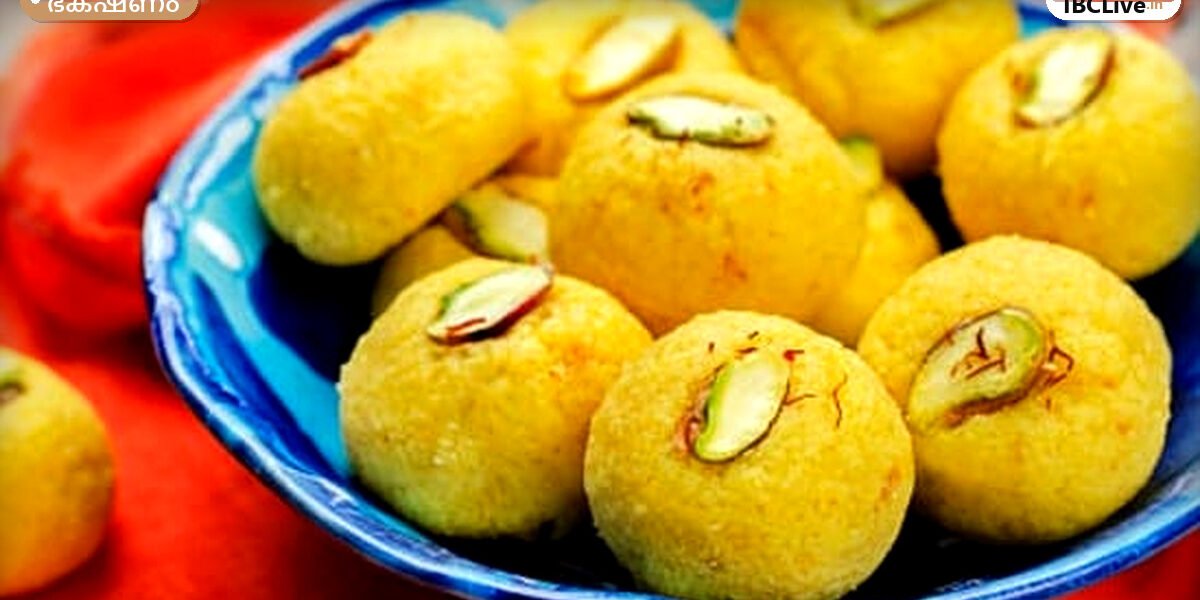 പാകം ചെയ്ത മൃദുവായ മാംഗോ സന്ദേശ് മധുരം ഒരു പാത്രത്തിൽ നിരത്തിയിരിക്കുന്നു