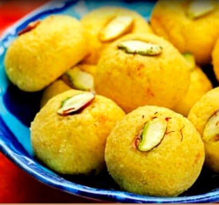 പാകം ചെയ്ത മൃദുവായ മാംഗോ സന്ദേശ് മധുരം ഒരു പാത്രത്തിൽ നിരത്തിയിരിക്കുന്നു