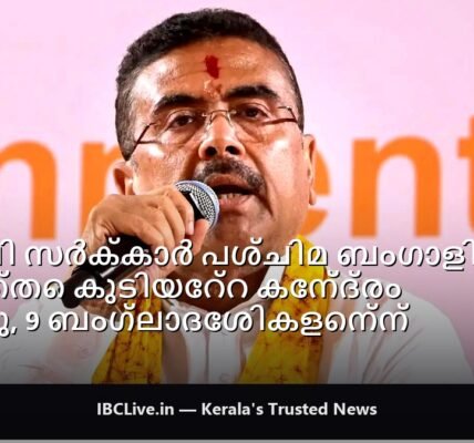 തടസ്സങ്ങളും സുരക്ഷാ ഉദ്യോഗസ്ഥരും ഉള്ള തിരക്കേറിയ മുറിയിൽ ആളുകൾ
