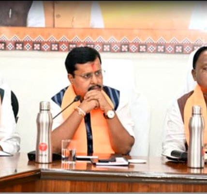 ഒരു രാഷ്ട്രീയ യോഗത്തിൽ സംസാരിക്കുന്ന ബിജെപി നേതാക്കളുടെ ചിത്രം
