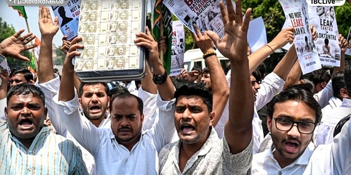 യൂത്ത് കോൺഗ്രസ് പ്രവർത്തകർ പ്രതിഷേധ പ്രകടനത്തിൽ 'ഇന്ത്യൻ യൂത്ത് കോക്രോച്ചസ്' എന്ന ബാനറുമായി നിൽക്കുന്നു.