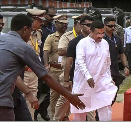 പശ്ചിമ ബംഗാൾ മുഖ്യമന്ത്രി സുവേന്ദു അധികാരിയും തൃണമൂൽ കോൺഗ്രസ് എം.പി. കാക്കോളി ഘോഷ് ദസ്തിദാറും ഒരു വേദി പങ്കിടുന്നു.