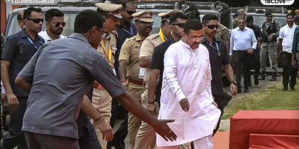 പശ്ചിമ ബംഗാൾ മുഖ്യമന്ത്രി സുവേന്ദു അധികാരിയും തൃണമൂൽ കോൺഗ്രസ് എം.പി. കാക്കോളി ഘോഷ് ദസ്തിദാറും ഒരു വേദി പങ്കിടുന്നു.