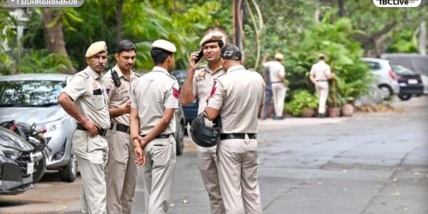 ഡൽഹിയിൽ സുരക്ഷാ പട്രോളിംഗ് നടത്തുന്ന പോലീസ് ഉദ്യോഗസ്ഥർ