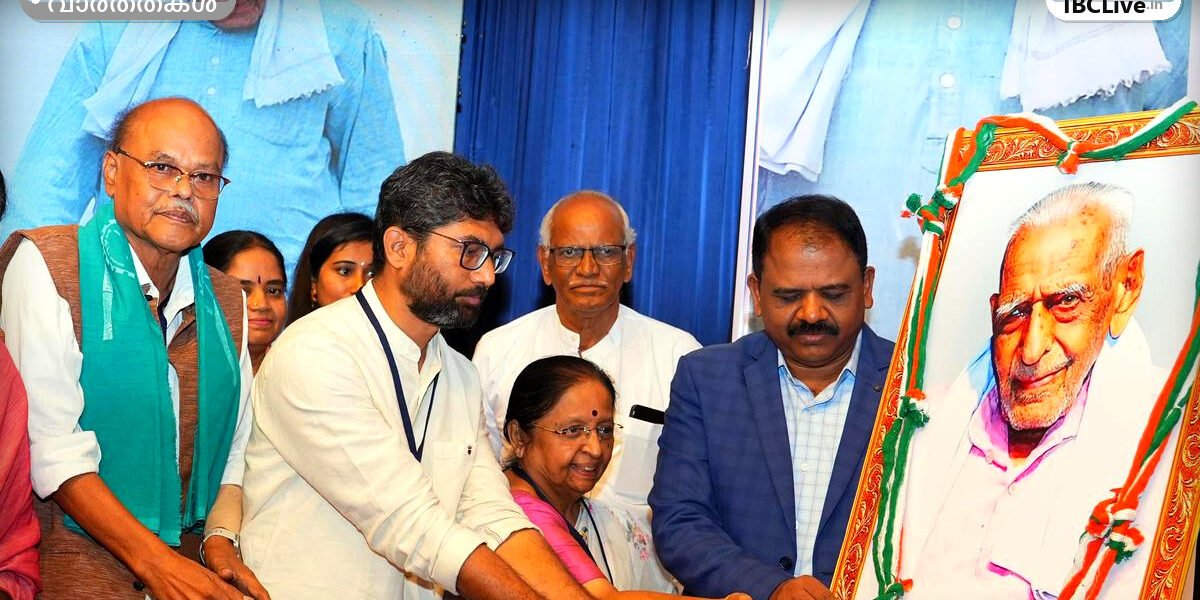 ബംഗളൂരുവിൽ എച്ച്.എസ്. ദൊരൈസ്വാമിക്ക് ആദരാഞ്ജലികൾ അർപ്പിക്കുന്ന ജിഗ്നേഷ് മേവാനിയും മറ്റുള്ളവരും.