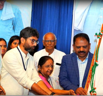 ബംഗളൂരുവിൽ എച്ച്.എസ്. ദൊരൈസ്വാമിക്ക് ആദരാഞ്ജലികൾ അർപ്പിക്കുന്ന ജിഗ്നേഷ് മേവാനിയും മറ്റുള്ളവരും.