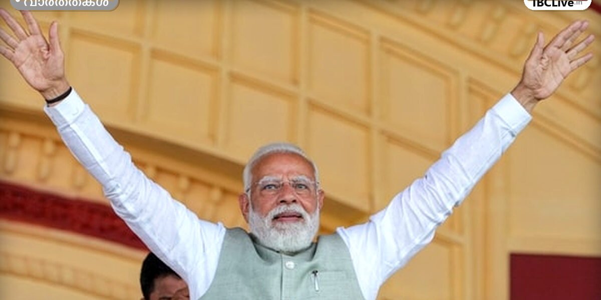 പ്രധാനമന്ത്രി നരേന്ദ്ര മോദി ജനങ്ങളെ അഭിവാദ്യം ചെയ്യുന്നു