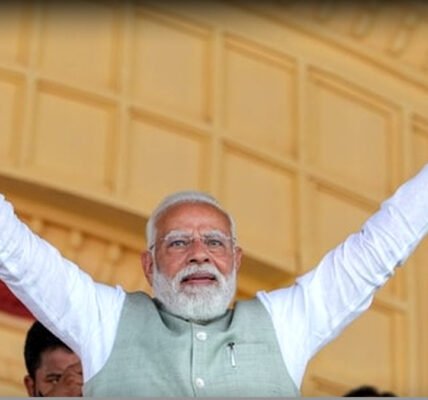 പ്രധാനമന്ത്രി നരേന്ദ്ര മോദി ജനങ്ങളെ അഭിവാദ്യം ചെയ്യുന്നു