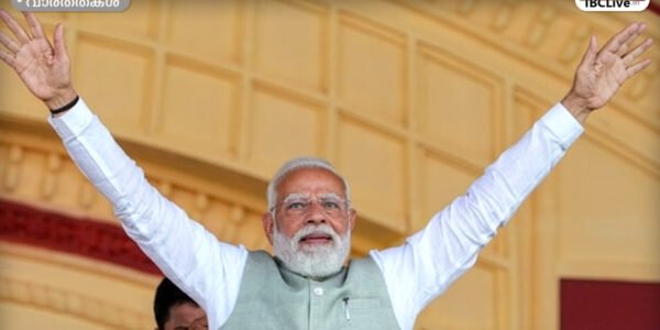 പ്രധാനമന്ത്രി നരേന്ദ്ര മോദി ജനങ്ങളെ അഭിവാദ്യം ചെയ്യുന്നു