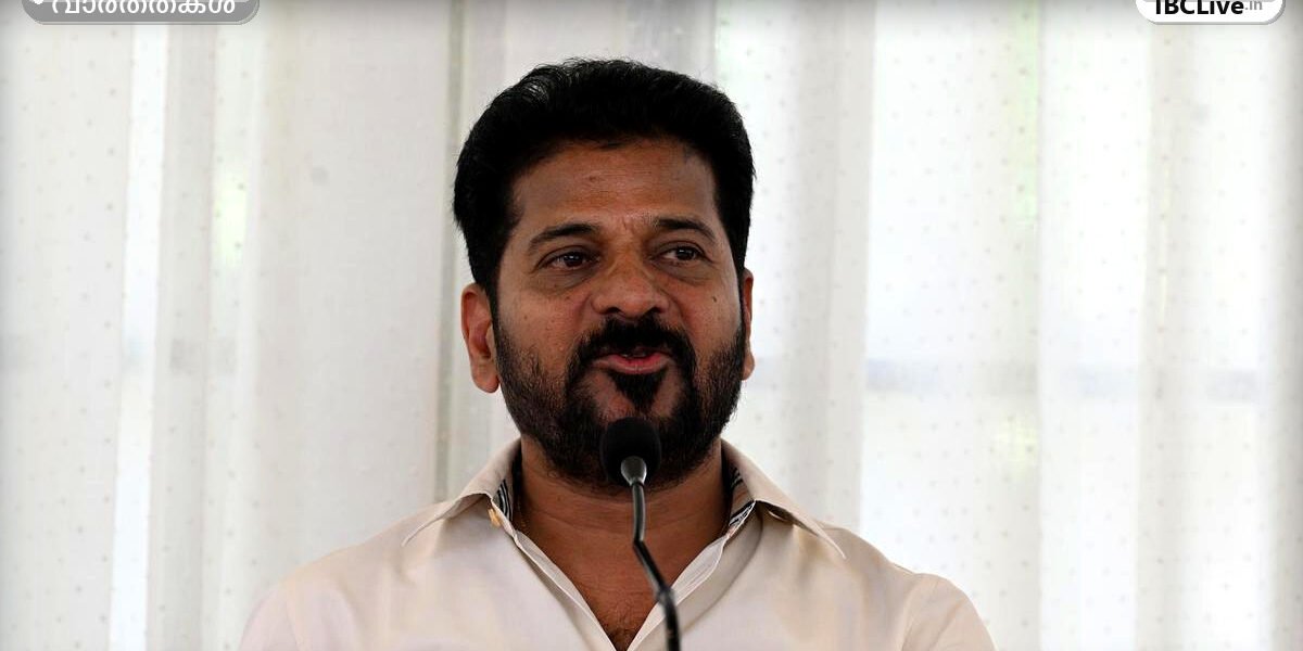 തെലങ്കാന മുഖ്യമന്ത്രി എ. രേവന്ത് റെഡ്ഡി വാർത്താ സമ്മേളനത്തിൽ സംസാരിക്കുന്നു.