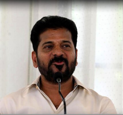 തെലങ്കാന മുഖ്യമന്ത്രി എ. രേവന്ത് റെഡ്ഡി വാർത്താ സമ്മേളനത്തിൽ സംസാരിക്കുന്നു.