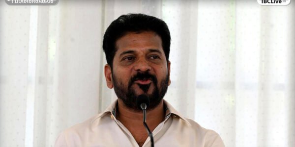 തെലങ്കാന മുഖ്യമന്ത്രി എ. രേവന്ത് റെഡ്ഡി വാർത്താ സമ്മേളനത്തിൽ സംസാരിക്കുന്നു.