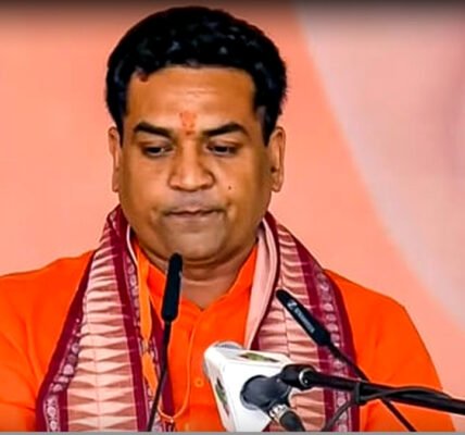 ഡൽഹിയിലെ ഒരു മാർക്കറ്റിൽ മൃഗങ്ങളെ പരിശോധിക്കുന്ന ഉദ്യോഗസ്ഥൻ്റെ ചിത്രം.