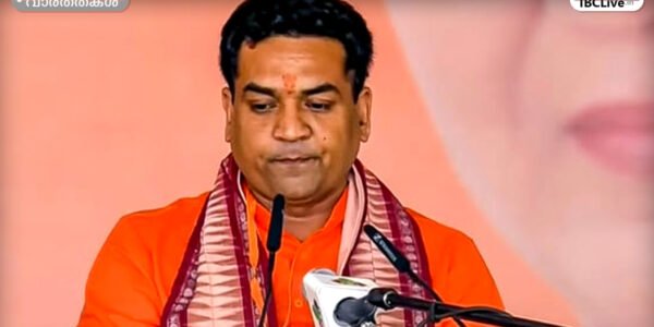 ഡൽഹിയിലെ ഒരു മാർക്കറ്റിൽ മൃഗങ്ങളെ പരിശോധിക്കുന്ന ഉദ്യോഗസ്ഥൻ്റെ ചിത്രം.