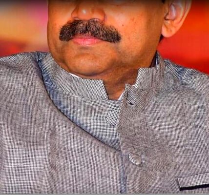 കേന്ദ്രമന്ത്രിക്ക് കത്ത് നൽകുന്ന രായച്ചൂർ എംപി ജി. കുമാർ നായിക്കിന്റെ ചിത്രം