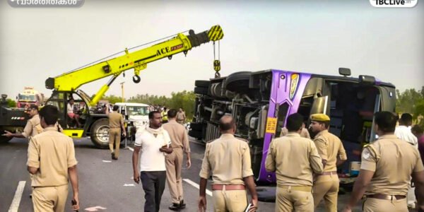 ഉന്നാവോയിൽ ബസ് അപകടം നടന്ന സ്ഥലത്ത് രക്ഷാപ്രവർത്തനം നടത്തുന്ന പോലീസ് ഉദ്യോഗസ്ഥർ.