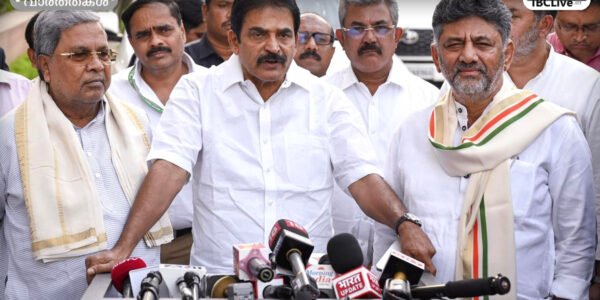 ന്യൂഡൽഹിയിൽ മാധ്യമങ്ങളോട് സംസാരിക്കുന്ന കർണാടക മുഖ്യമന്ത്രി സിദ്ധരാമയ്യ, ഉപമുഖ്യമന്ത്രി ഡി.കെ. ശിവകുമാർ, കോൺഗ്രസ് എം.പി കെ.സി. വേണുഗോപാൽ.