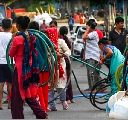 ഡൽഹിയിലെ ചൂടിൽ നിന്ന് ആശ്വാസം തേടി ആളുകൾ നടന്നുപോകുന്നു