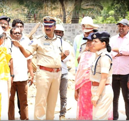 സൈബരാബാദ് പോലീസ് കമ്മീഷണർ എം. രമേഷ് ഗച്ചിബൗളിയിലെ IIIT ജംഗ്ഷനിലെ നിർമ്മാണ പ്രവർത്തനങ്ങൾ പരിശോധിക്കുന്നു.