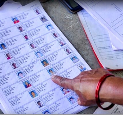സുപ്രീം കോടതിയുടെ ചിത്രം, പശ്ചാത്തലത്തിൽ ഇന്ത്യൻ ഭരണഘടനയുടെ ചിത്രം.