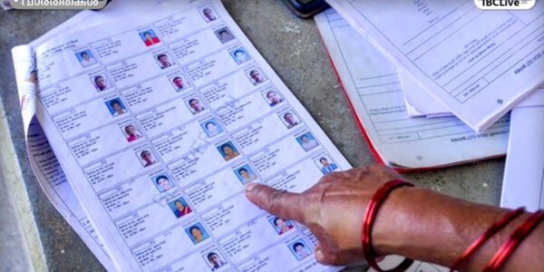 സുപ്രീം കോടതിയുടെ ചിത്രം, പശ്ചാത്തലത്തിൽ ഇന്ത്യൻ ഭരണഘടനയുടെ ചിത്രം.