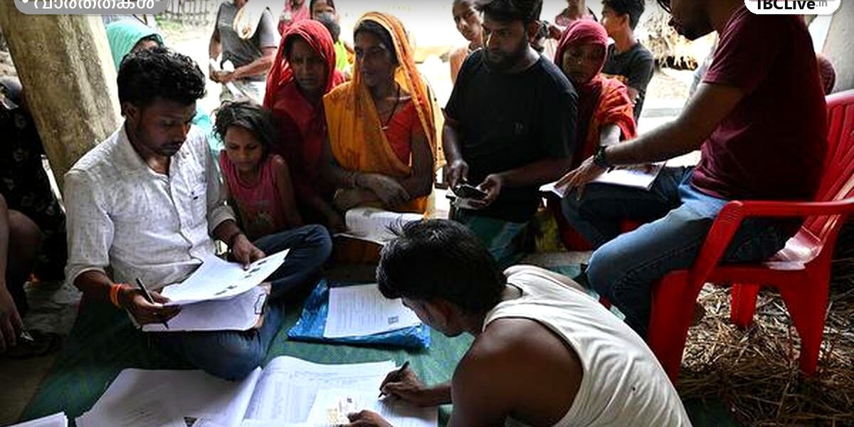 2025-ൽ ബീഹാറിൽ സ്പെഷ്യൽ ഇൻ്റൻസീവ് റിവിഷൻ സമയത്ത് രേഖകൾ പരിശോധിക്കുന്ന ഒരു ബൂത്ത് ലെവൽ ഓഫീസർ